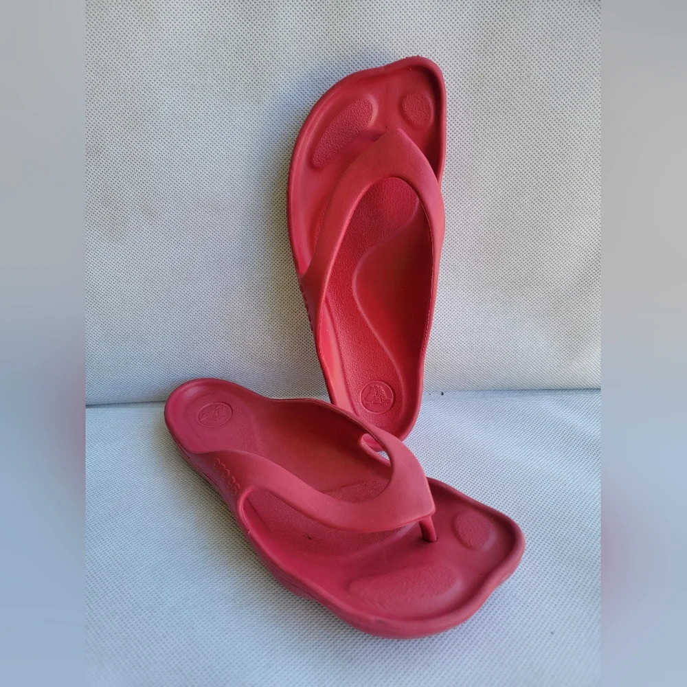 CROCS PINK FLIP FLOPS‎ SANDALS (sz 5)
